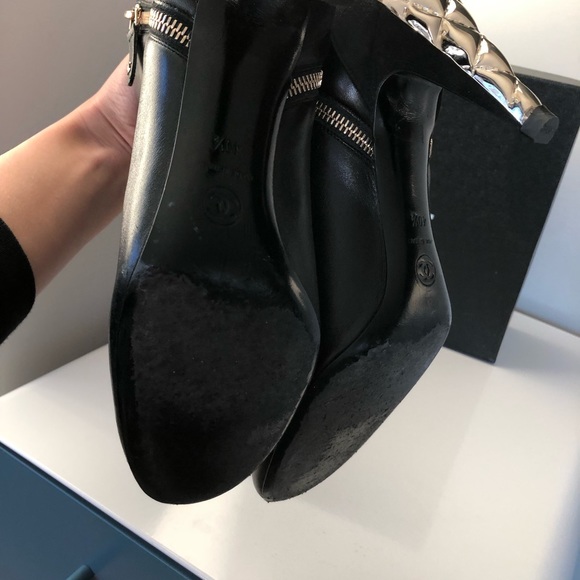 CHANEL calfskin leather booties with gold heel - Picture 5 of 8